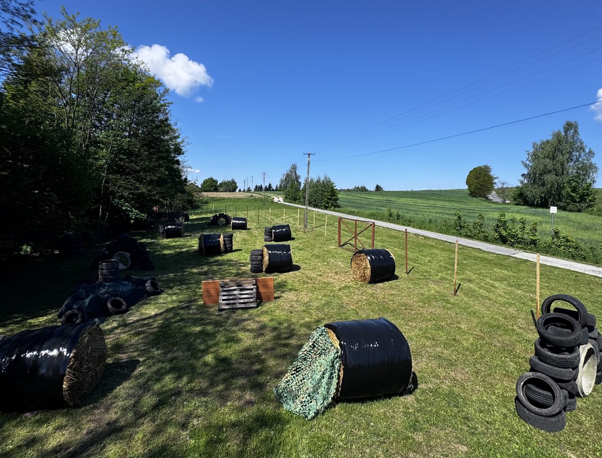 Arena laserowa World of Laser w Ciężkowicach – outdoorowe pole do laser tag z osłonami i przeszkodami